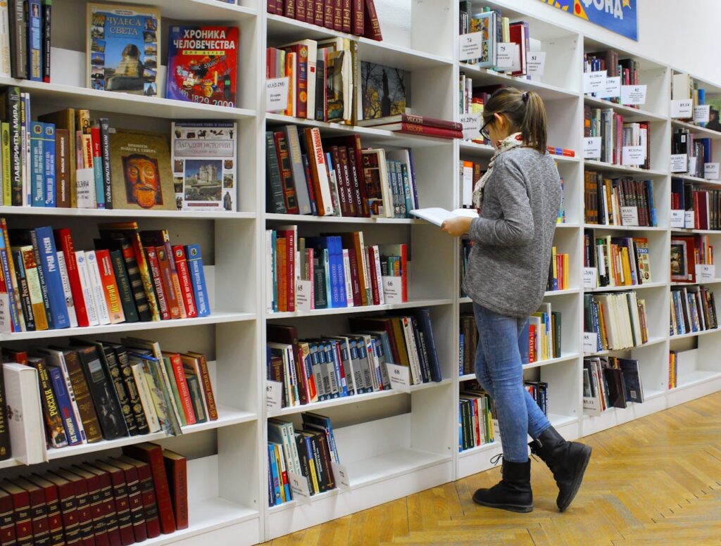 studerende der står på bibliotektet